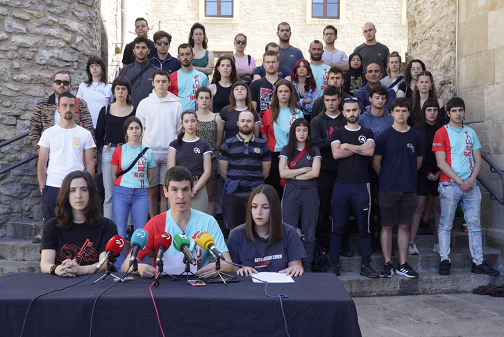 GKS, Etxebizitza Sindikatua eta Luberri konpartsaren agerraldi bateratua Gasteizen. 