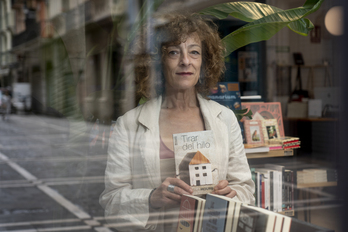 Teresa Moure, con su novela publicada por la editorial Txalaparta.