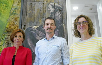 Ezkerretik eskuinera, Oihane Zabaleta, Gizarte Zerbitzuetako zuzendaria, Xabier Lertxundi, Hernaniko alkatea, eta Amaia Maquibar, EHUko ikertzailea.