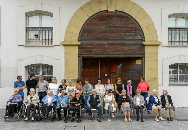 Subijanan lan egin zuten emakumeek familia argazkia atera zuten antolatzaile eta agintariekin