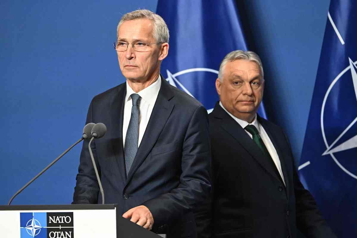El presidente húngaro, con el secretario general de la OTAN, Jens Stoltenberg. (Attila Kisbenedek | AFP)