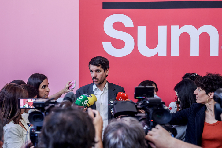 El portavoz de Sumar y ministro de Cultura, Ernest Urtasun, atiende a los medios de comunicación a su llegada a la reunión del Grupo Coordinador de Sumar.