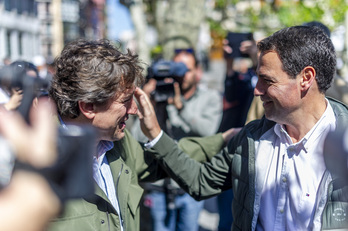 Imanol Pradales y Eneko Andueza coincidieron en el mercado de Portugalete en la víspera del 21 de abril.