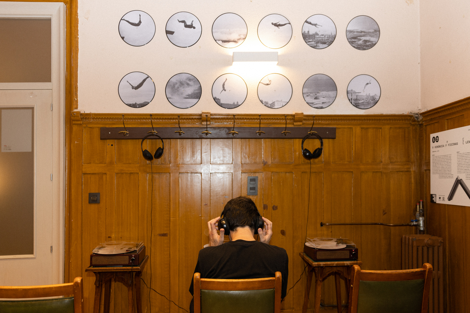 Kutxa Fundazioaren Fototekaren jauzien argazkiekin sortutako binilo-sortak entzuten. (GETXOPHOTO)