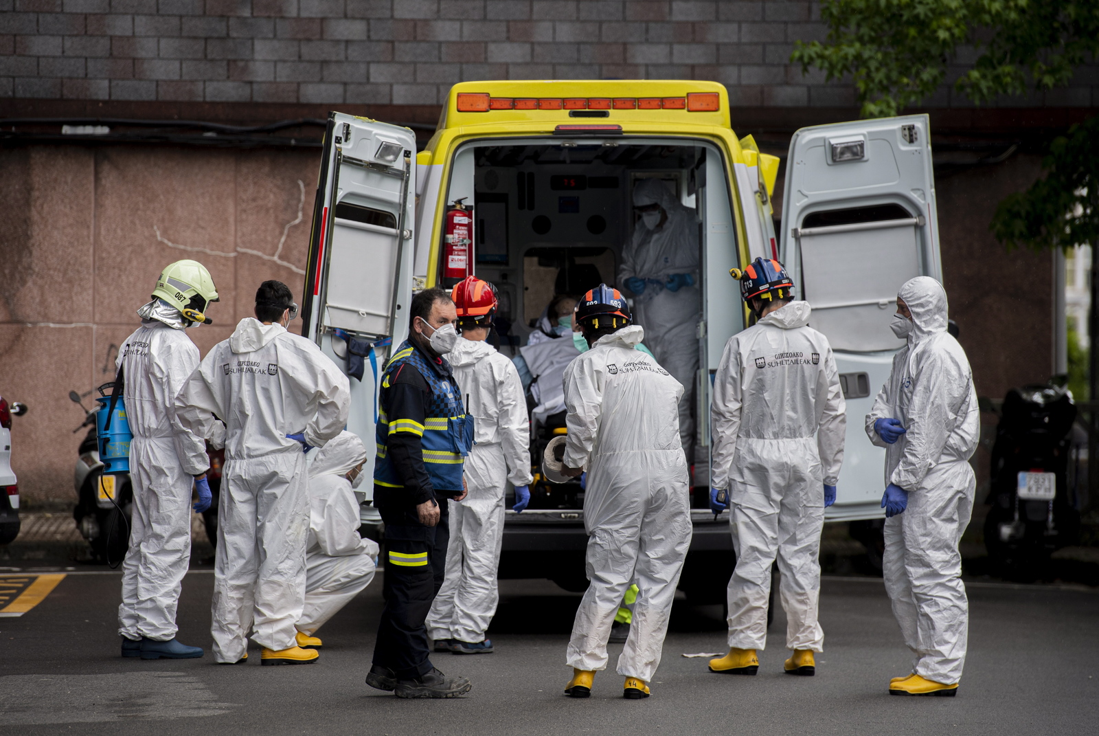 Una ambulancia de soporte vital básico traslada a un paciente de covid-19 con la ayuda de los bomberos de la Diputación. (Gorka RUBIO I FOKU)