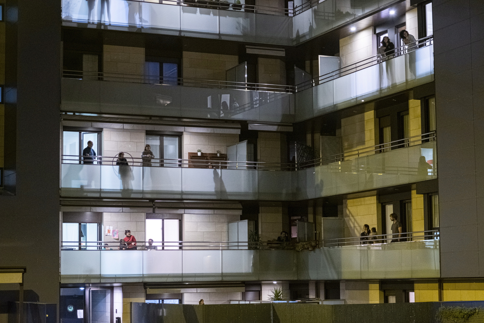 Imagen del confinamiento en un edificio de Hernani. (Jon URBE I FOKU)