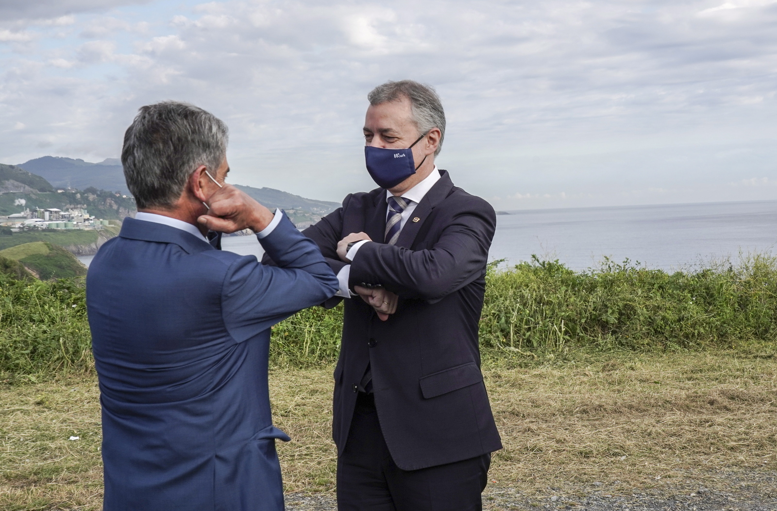 Miguel Ángel Revilla e Iñigo Urkullu escenifican en Kobaron la apertura de la muga entre Bizkaia y Cantabria. (Marisol RAMÍREZ I FOKU)