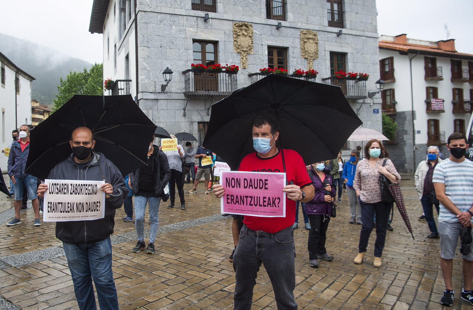 Protesta de la mayoría sindical y la plataforma Zaldibar Argitu por lo sucedido en el vertedero. (Luis JAUREGIALTZO I FOKU)
