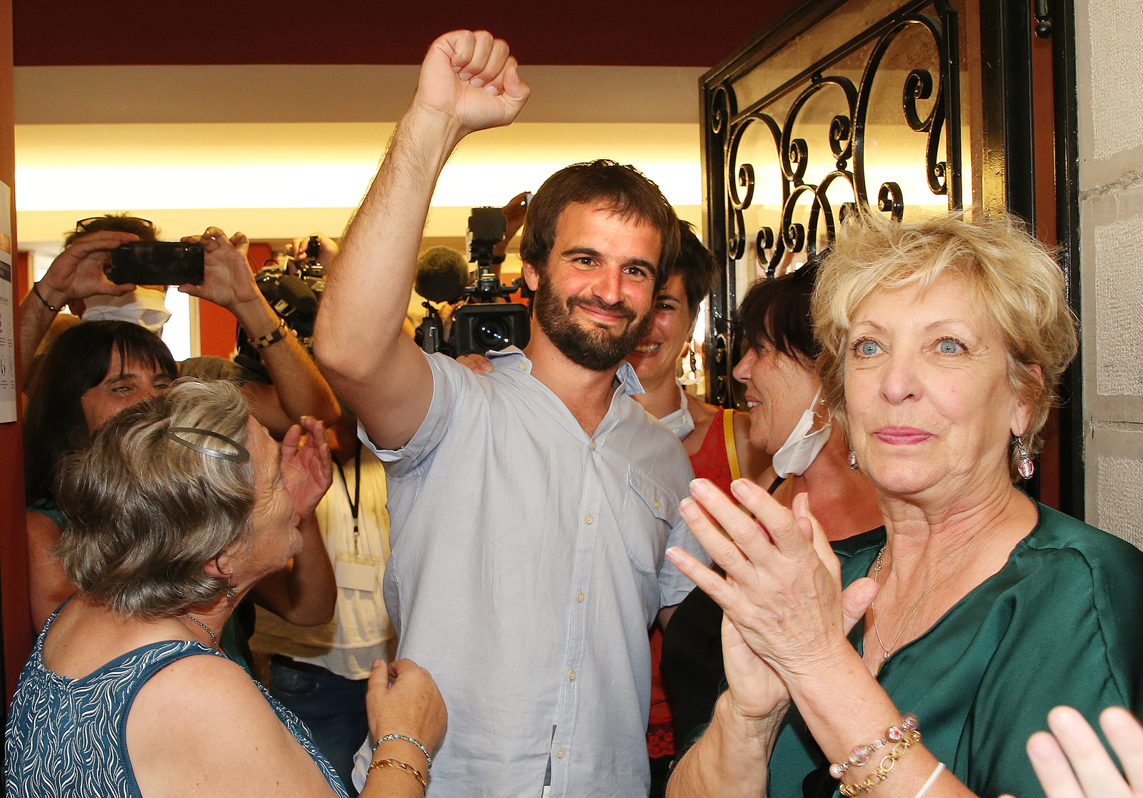 Eneko Aldana, de EH Bai, celebra la consecuación de la alcaldía de Ziburu. (Bob EDME I FOKU)
