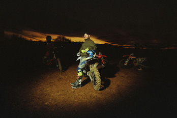 Motocross munduko estetika landu du ‘Basati’ diskorako Benizzek.