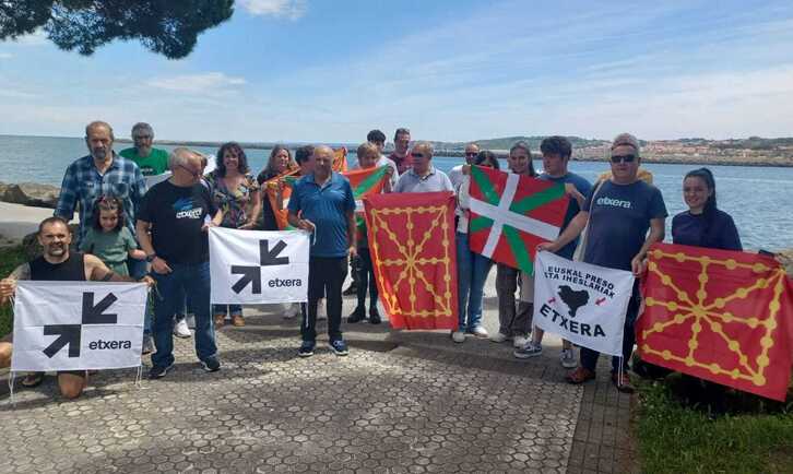 Fermin Martínez Bergara, arropado tras su puesta en libertad este viernes.