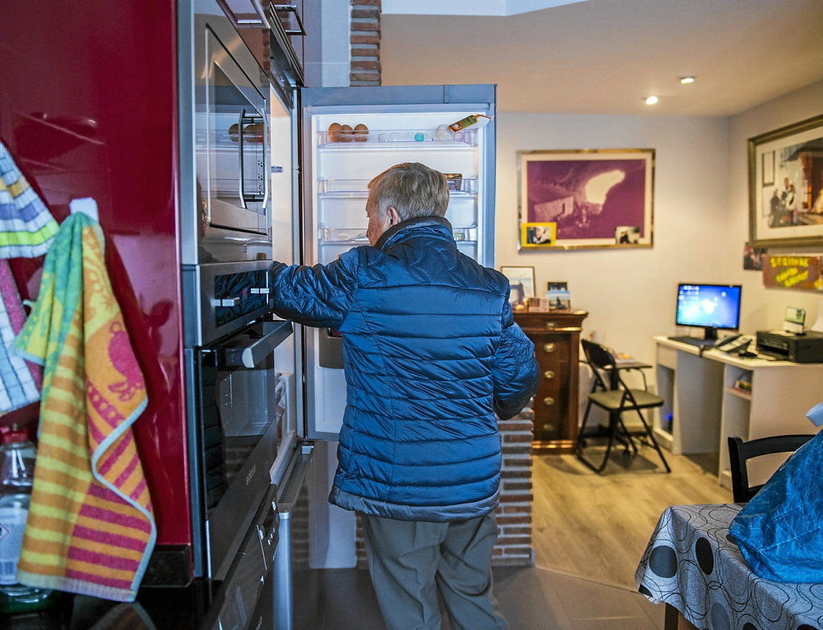 Adin nagusiko hernaniarrei konpainia eta laguntasuna eskaini nahi die Auzozaintzak. (Marisol RAMIREZ / FOKU)