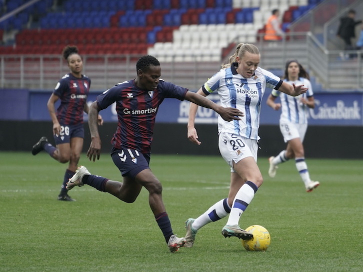 Matlou, que puede colgar las botas, y Jensen, muy cerca del Atlético, en una imagen del derbi que enfrentó a Eibar y Real en Ipurua.