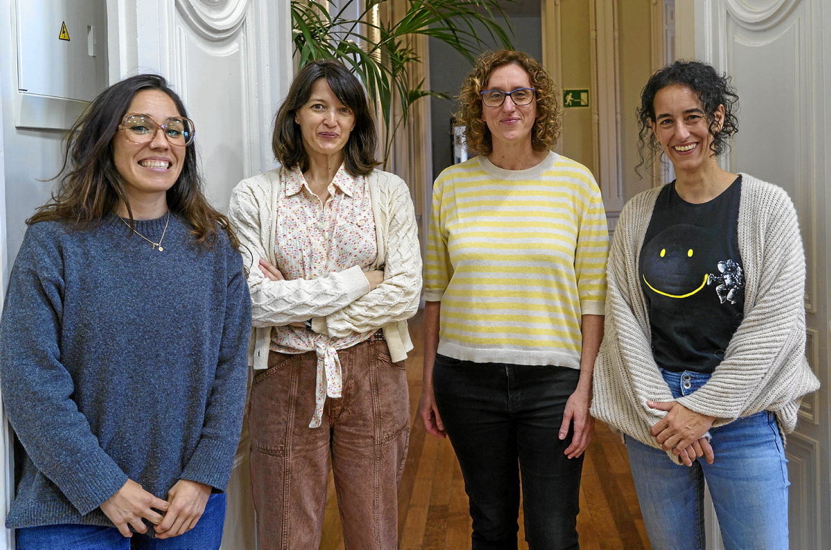 Goiko irudian, Auzozaintzaren inguruko ikerketan parte hartu duten ikertzaileak. Ezkerretik hasita, Naia Hernantes, Maite Estevan, Amaia Maquibar eta Itziar Estalella. (Jon URBE / FOKU)