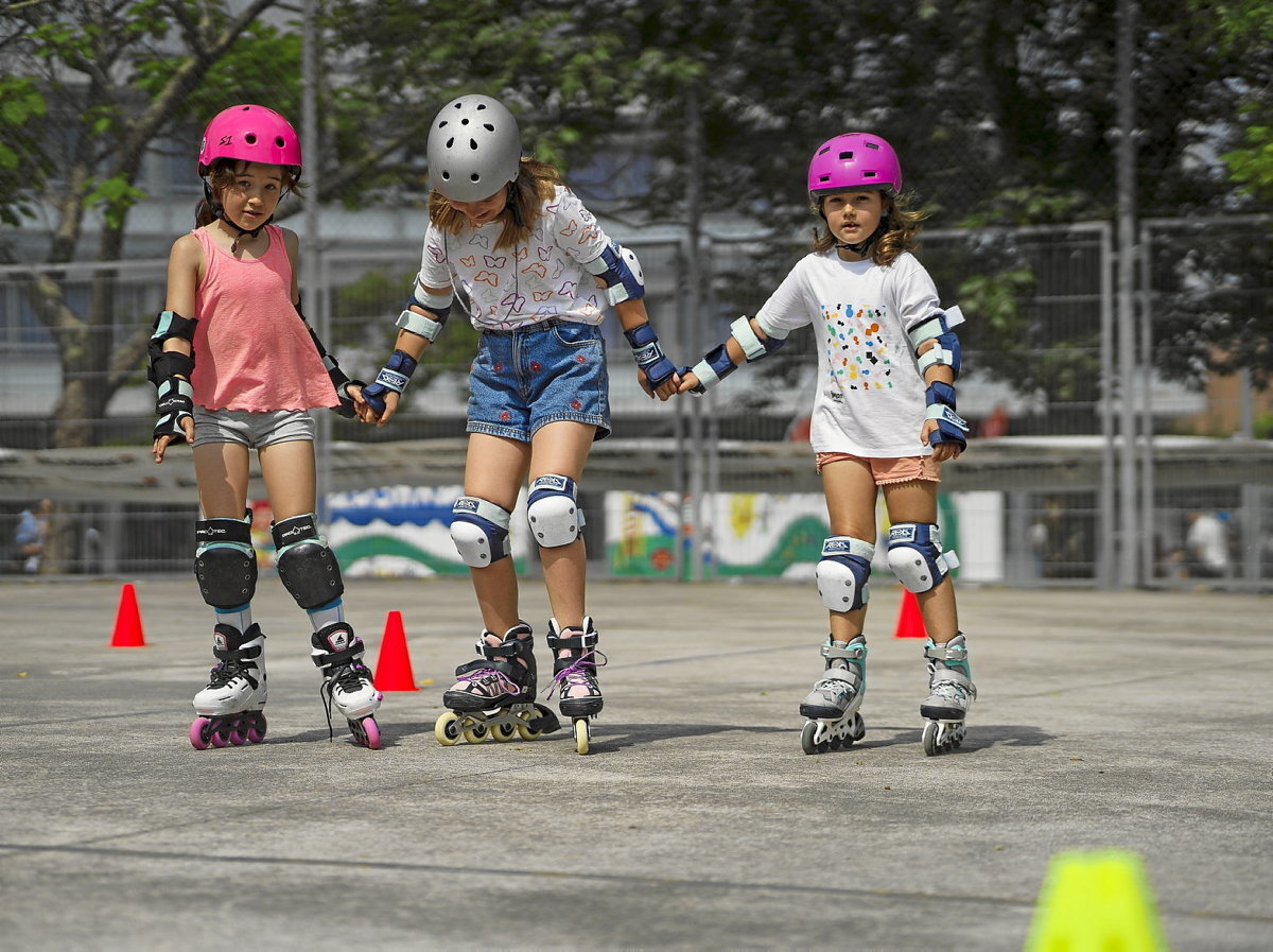 Haur batzuk irristaketa lantzen. (Aritz LOIOLA / FOKU)