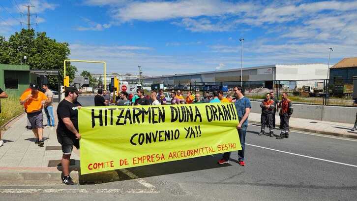 Trabajadores en el acceso a la acería de Sestao.