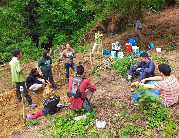 Agharas elkarteko kideak, baratzean.