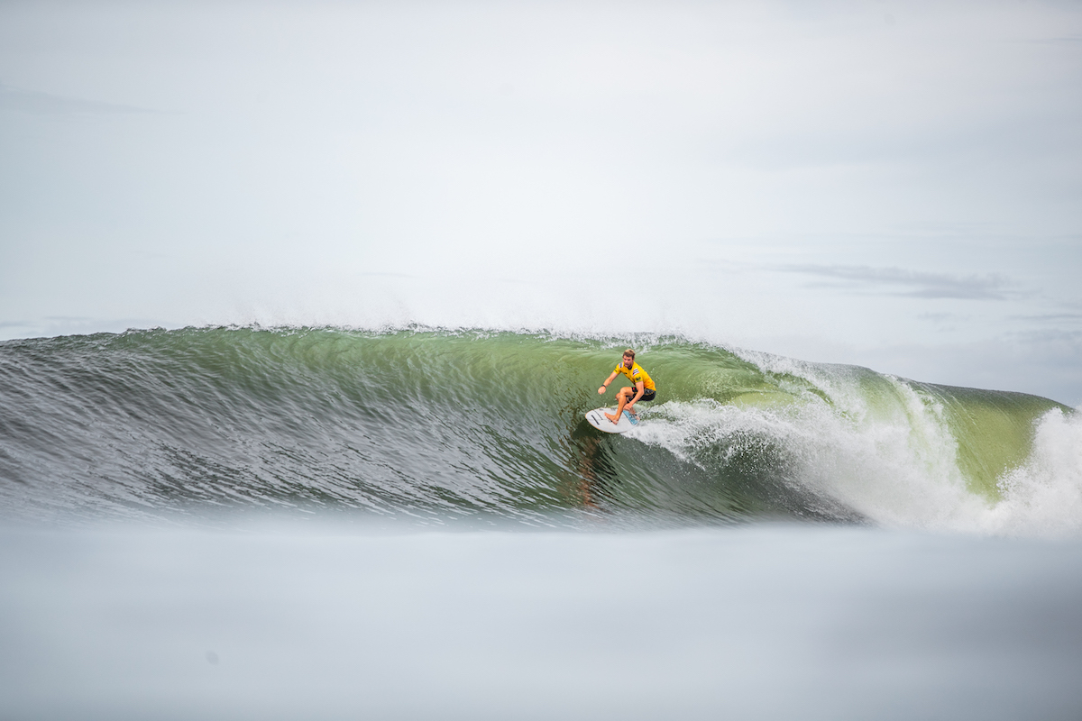 Oinarrizko jarrera olatuaren edozein aldetan erabiltzen da. John John Florence. (WORLDSURFLEAGUE.COM)