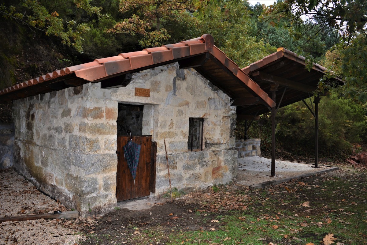 Una de las edificaciones de la cantera de Arrazpi recuperadas en auzolan. (ASPARRENAKO UDALA)