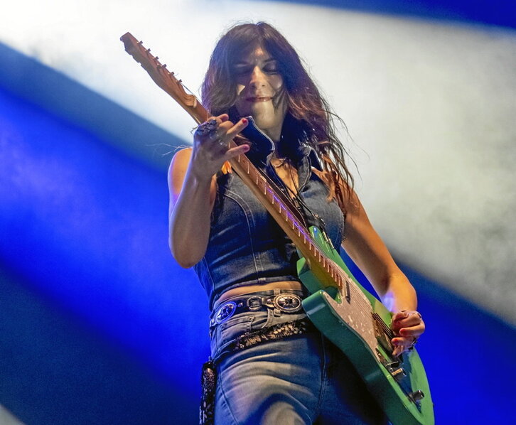 Susan Santosekin, goian, eta The Jayhawksekin -behean, Gary Louris abeslari eta gitarrajolea- hasi zen BBK Music Legends jaialdia.