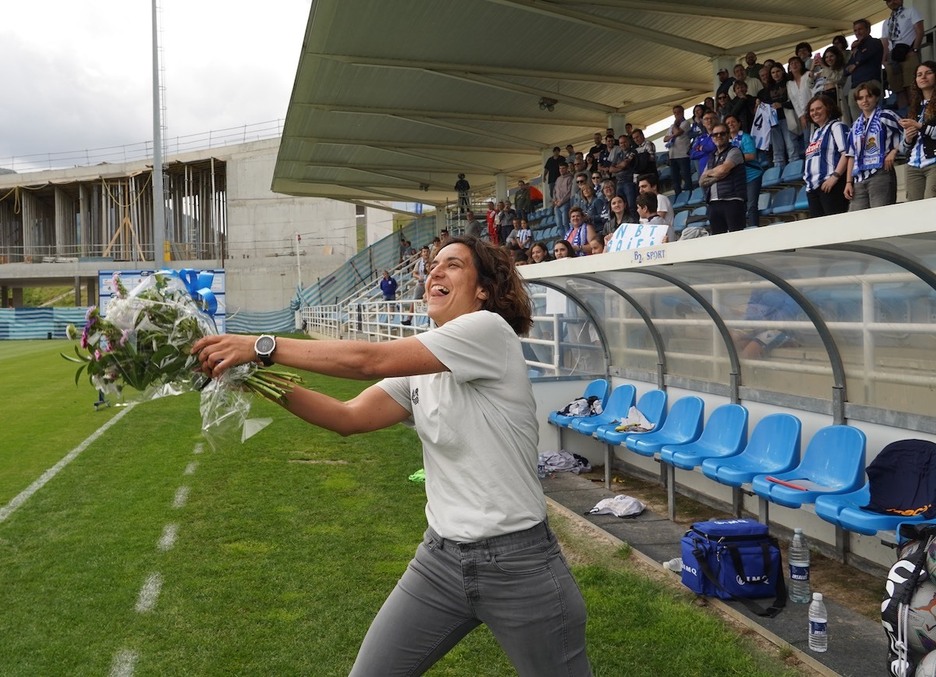 Natalia Arroyok lore sortarekin jolastu du, harmailetara botaz.