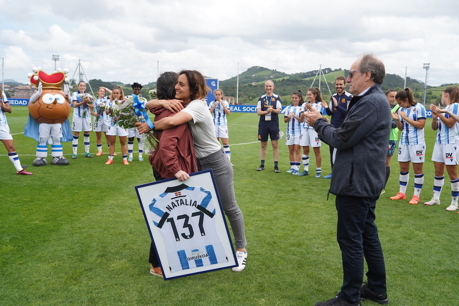 Garbiñe Etxeberria Realeko kirol zuzendariak bere omenezko kamiseta bat oparitu dio Natalia Arroyori.