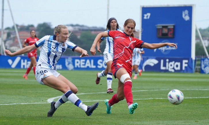 Jenssen dispara a portería.