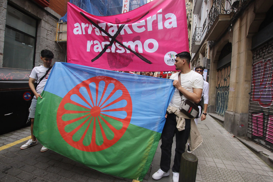 La denuncia del racismo ha estado presente en la kalejira.