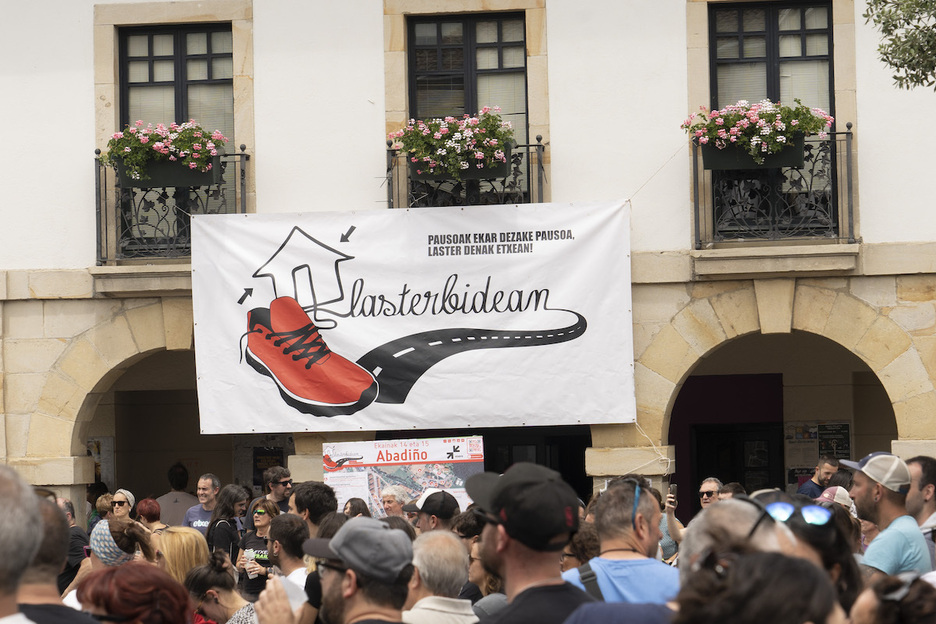 Jende ugari bildu da Abadiñoko plazara.