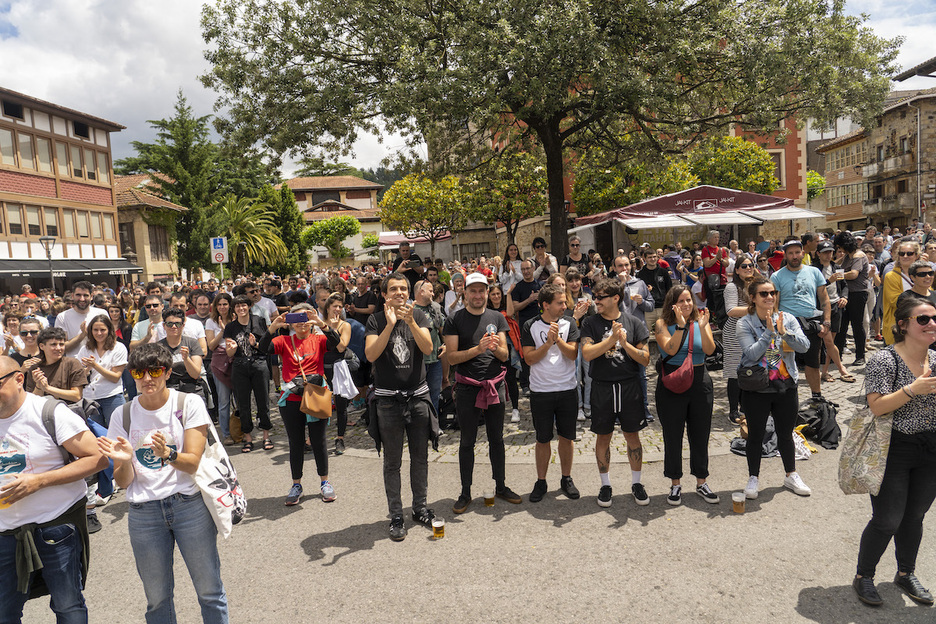 Jende ugari bildu da Abadiñoko plazara.