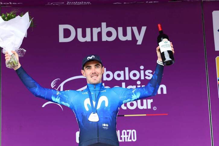 Álex Aranburu posa en el podium como vencedor del Tour de Bélgica.