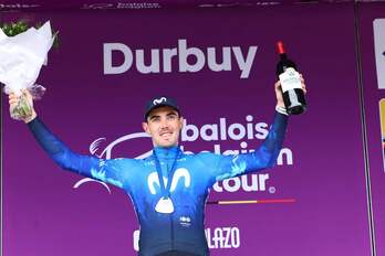 Álex Aranburu posa en el podium como vencedor del Tour de Bélgica.
