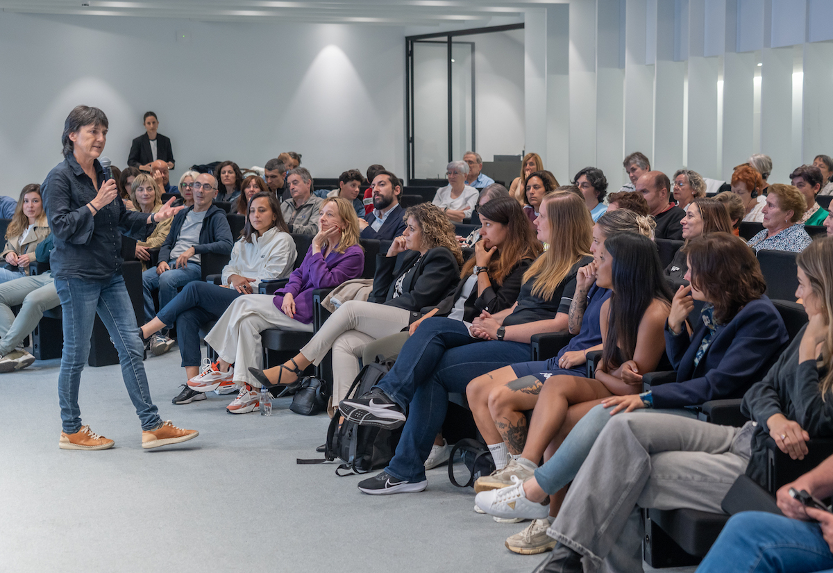 La directora deportiva de la Real, Garbiñe Etxeberria, se dirige a la sala. (Andoni CANELLADA/FOKU)