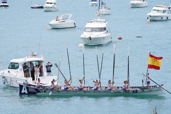 Arraun Lagunakeko arraunlariak, arraunak gora eta Espaniako banderarekin.