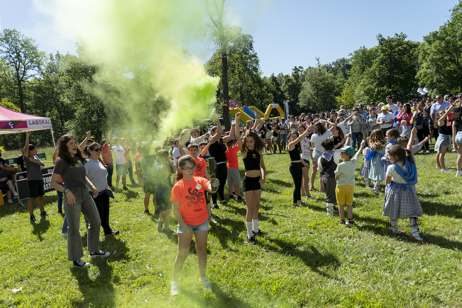 ‘Mugaezin’ lelopean Araba Euskarazek Olarizu koloreztatu du igande honetan. ‘Mugaezin’ lelopean Araba Euskarazek Olarizu koloreztatu du igande honetan.