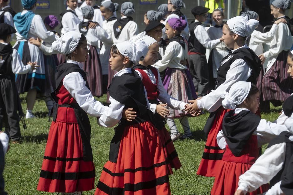 Dantza emanaldiak izan dira Araba Euskarazen egitarau oparoan. Dantza emanaldiak izan dira Araba Euskarazen egitarau oparoan.