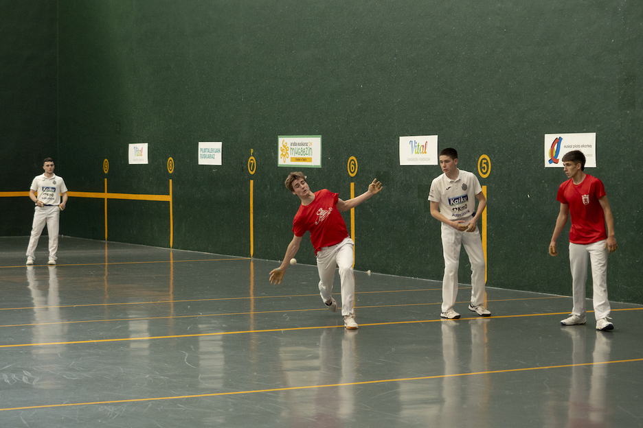 Adurtzako pilotalekuak Arabako Herriarteko txapelketaren Euskal Pilotako finalak hartu ditu. Adurtzako pilotalekuak Arabako Herriarteko txapelketaren Euskal Pilotako finalak hartu ditu.