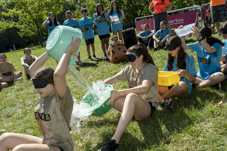Goizean zehar, ikastolen erronkak egin dituzte ikasleek. Goizean zehar, ikastolen erronkak egin dituzte ikasleek.