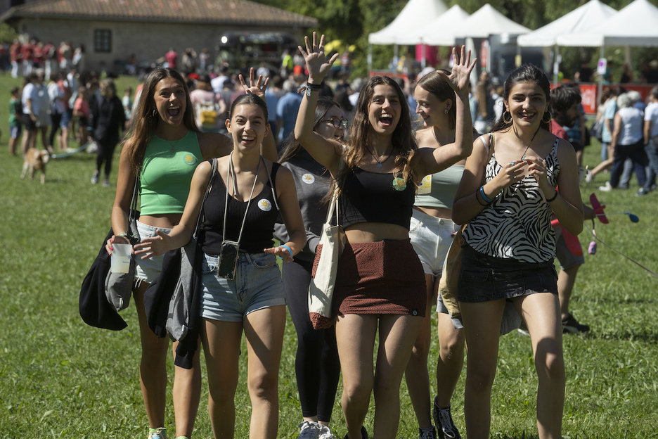Adin guztietakoak bildu dira Olarizun, gazteen kuadrillak barne. Adin guztietakoak bildu dira Olarizun, gazteen kuadrillak barne.