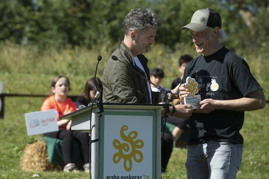 Oiongo San Bizente Ikastolari eta Arabako Errioxako IKA euskaltegiari omenaldia egin diete. Oiongo San Bizente Ikastolari eta Arabako Errioxako IKA euskaltegiari omenaldia egin diete.