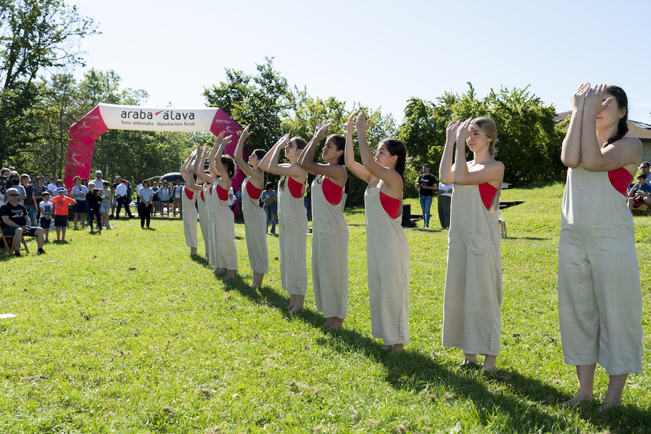 Jose Uruñuela Gasteizko Udal Dantza Kontserbatorioko ikasleek emanaldia eskaini dute. Jose Uruñuela Gasteizko Udal Dantza Kontserbatorioko ikasleek emanaldia eskaini dute.
