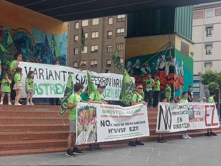 Pancartas que encabezaban la marcha en la Herriko Plaza de Barakaldo.
