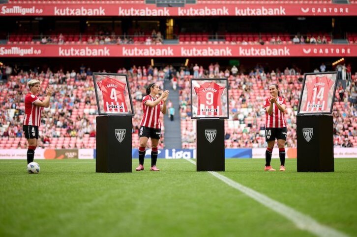 Murua, Yulema Corres y Eunate han sido homenajeadas en los prolegómenos del partido.