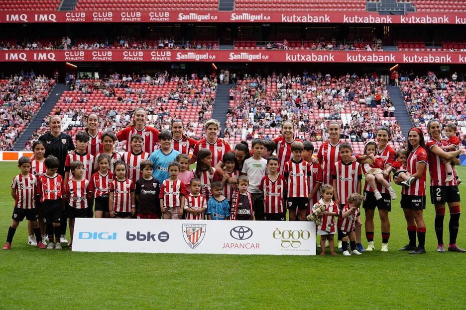 Jokalariak, partida hasi baino lehen, umeekin argazkia ateratzen. Jokalariak, partida hasi baino lehen, umeekin argazkia ateratzen.