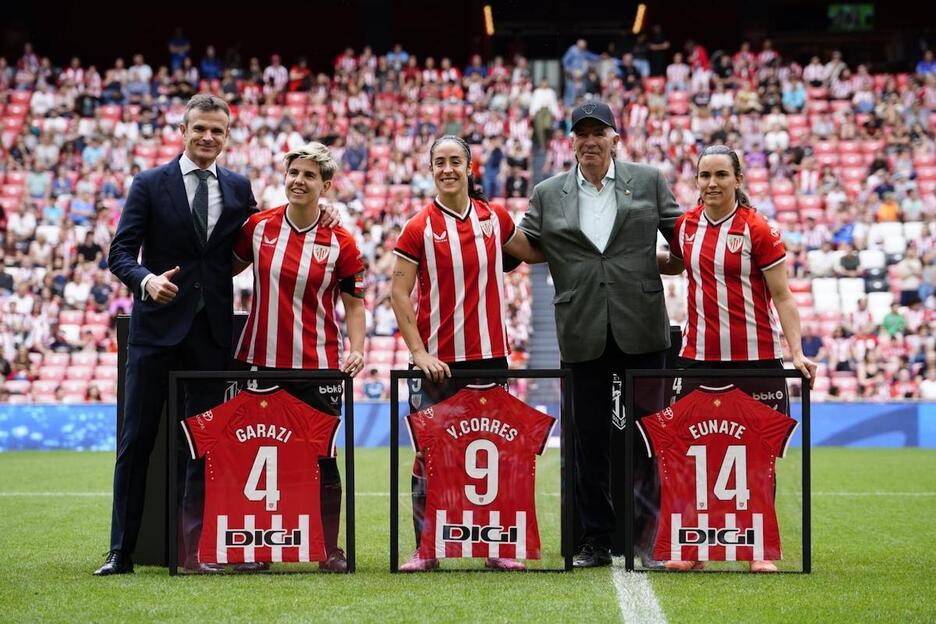 Garazi Murua, Yulema Corres eta Eunate Arraizak merezitako omenaldia jaso dute Uriarte presidentea eta Iribarren eskutik. Garazi Murua, Yulema Corres eta Eunate Arraizak merezitako omenaldia jaso dute Uriarte presidentea eta Iribarren eskutik.
