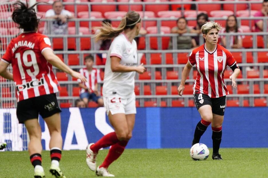 Garazi Murua, baloiarekin, Sevillaren kontra. Garazi Murua, baloiarekin, Sevillaren kontra.