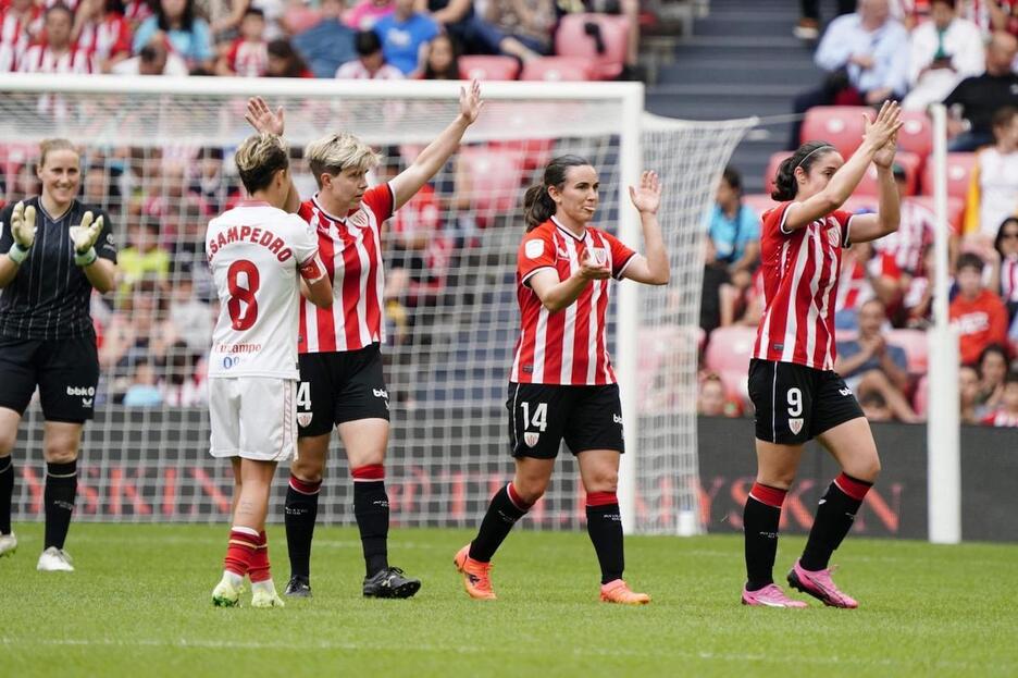 Garazi Murua, Yulema Corres eta Eunate Arraizak zaleen txaloak jaso dituzten momentua. Garazi Murua, Yulema Corres eta Eunate Arraizak zaleen txaloak jaso dituzten momentua.