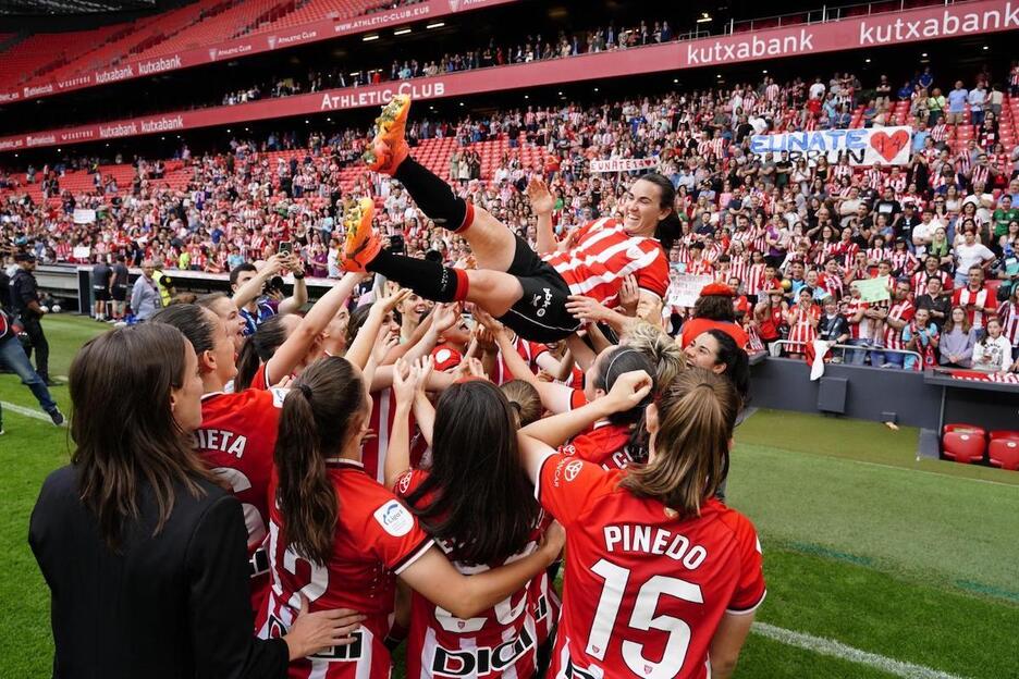 Behin partida amaituta, agurren eta omenaldien txandak jarraitu du. Behin partida amaituta, agurren eta omenaldien txandak jarraitu du.