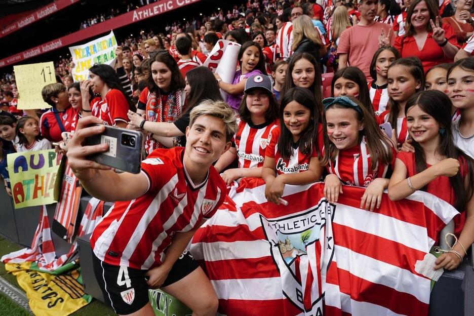 Garazi Muruak argazkiak atera ditu zaleekin. Garazi Muruak argazkiak atera ditu zaleekin.