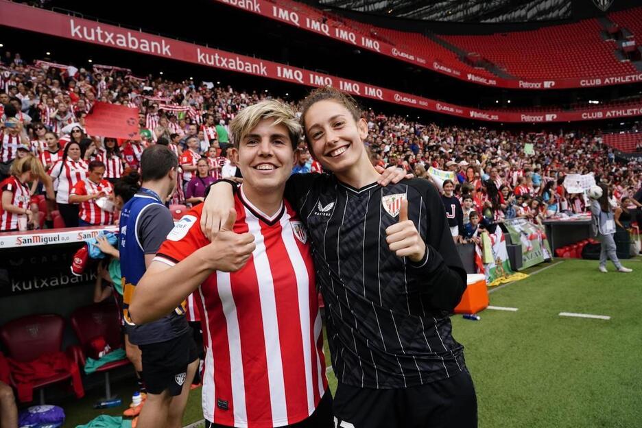 Murua, Nanclares atezainarekin argazkia ateratzen. Murua, Nanclares atezainarekin argazkia ateratzen.